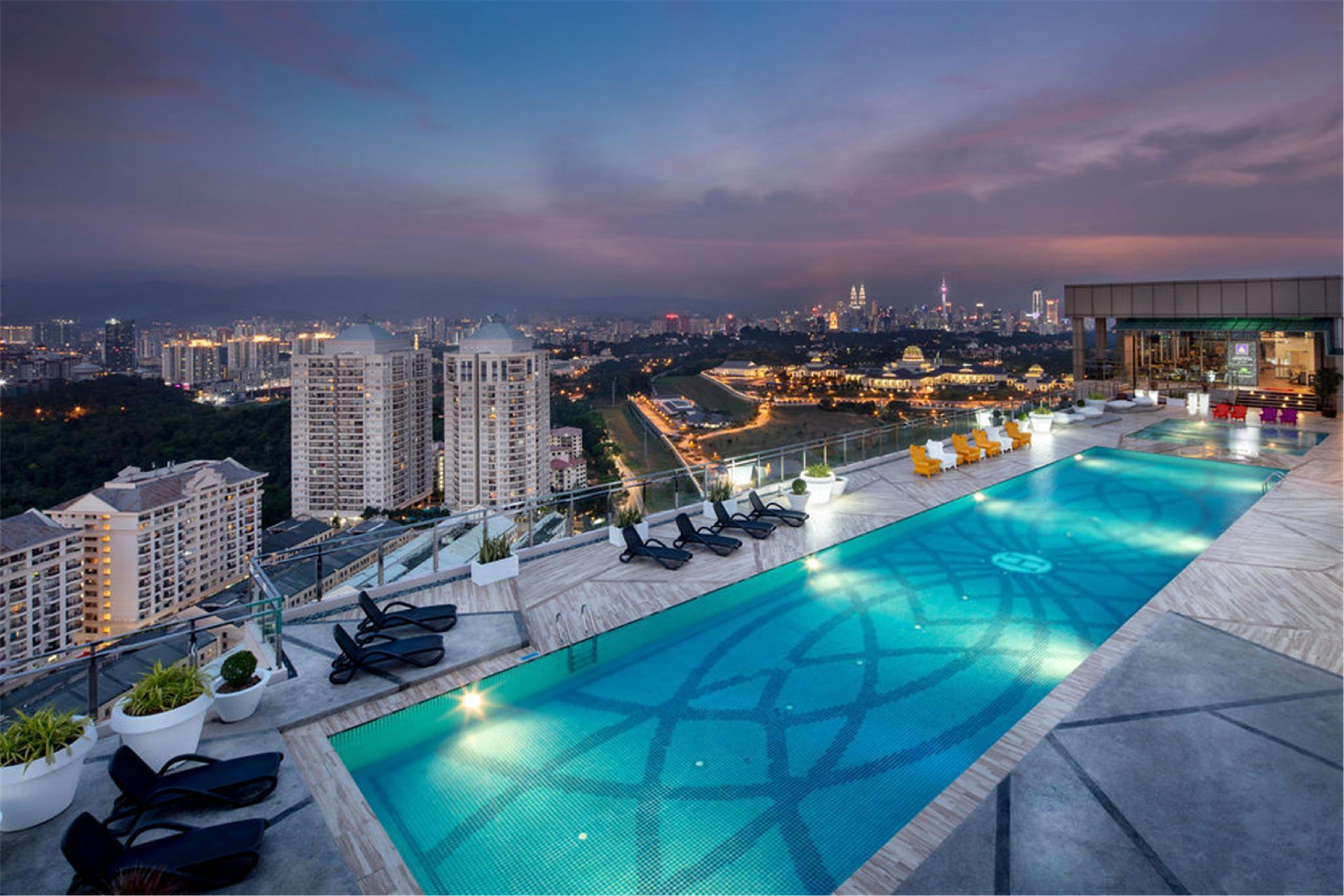 Dorsett Hartamas Kuala Lumpur Hotel Buitenkant foto Infinity pool at the rooftop of the hotel