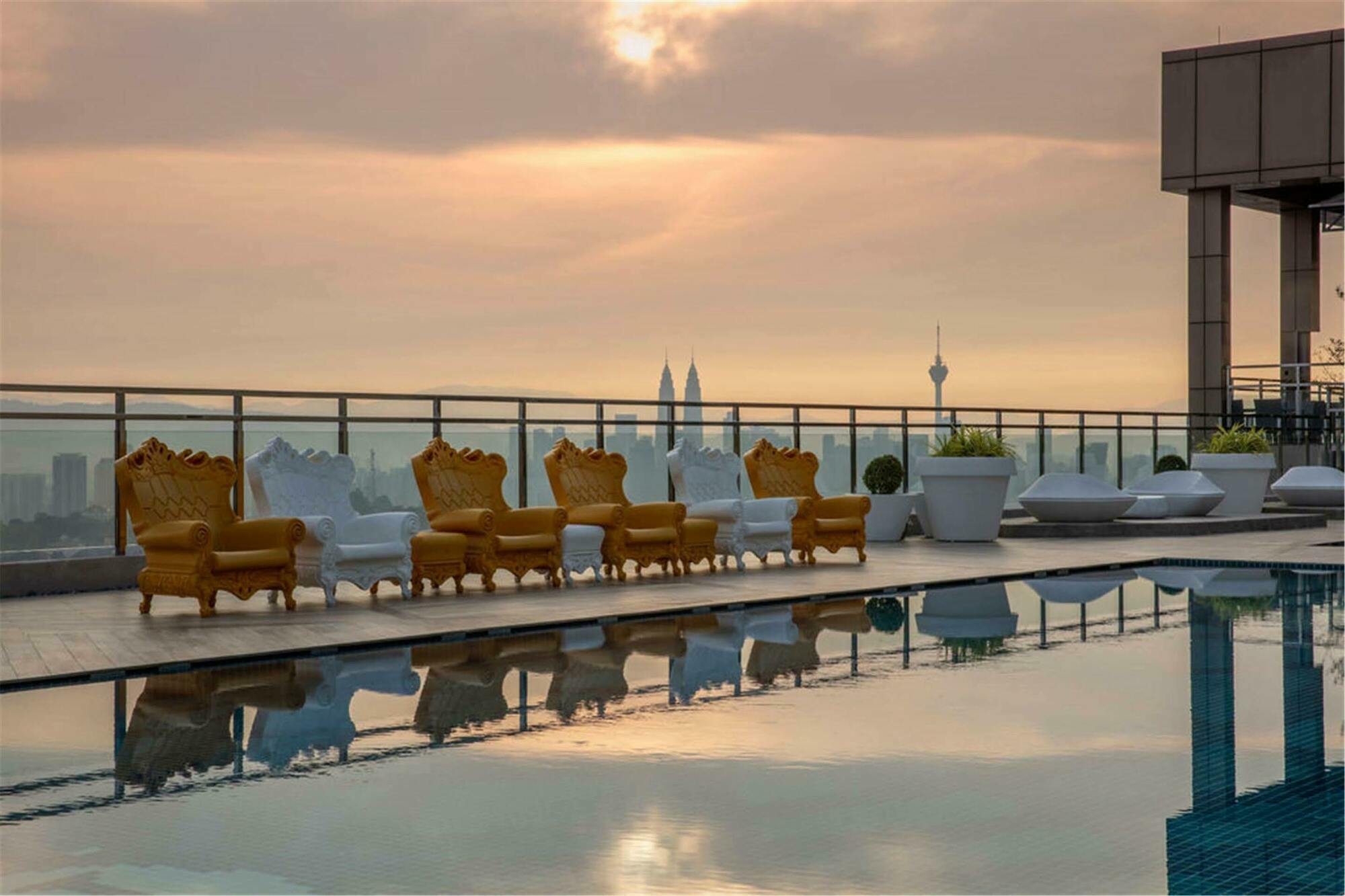 Dorsett Hartamas Kuala Lumpur Hotel Buitenkant foto The rooftop pool at the hotel